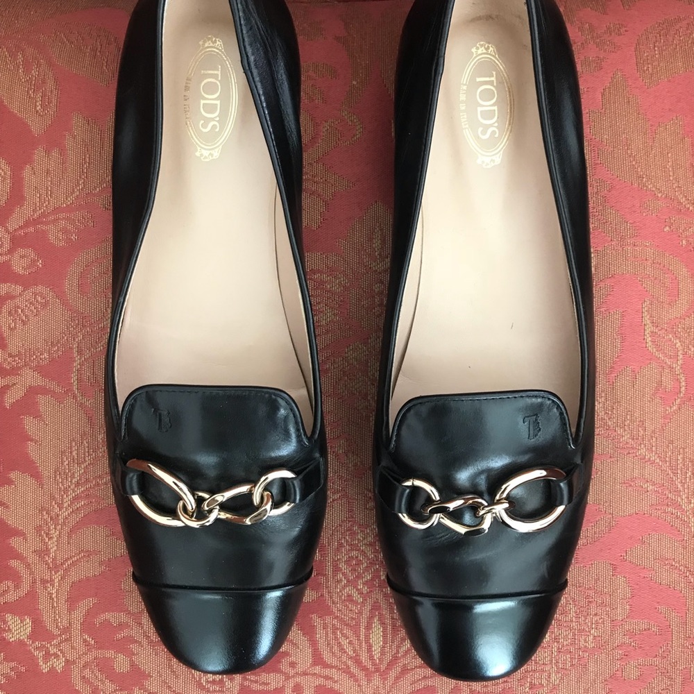 Tods Black Leather/Gold Chain Moccasins